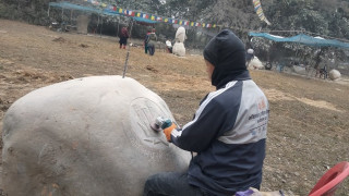 ढुङ्गा ढुङ्गामा कोरिँदै मूर्तिकला
