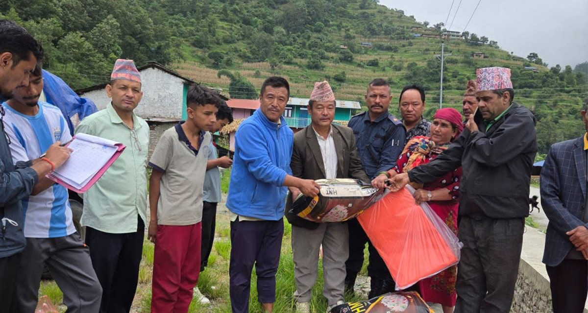 निसीखोला गाउँपालिकाद्वारा  पहिरो प्रभावित परिवारलाई राहत सामग्री वितरण 